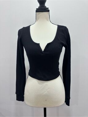 TNA ARITZIA Black Long-Sleeve Waffle Knit Henley Crop Top Size Small